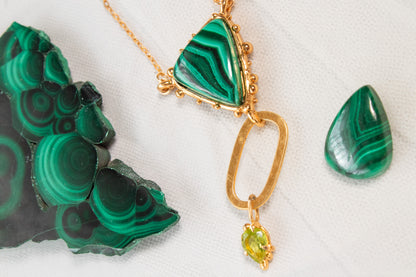 Ascenso. Collar con malaquita y peridoto