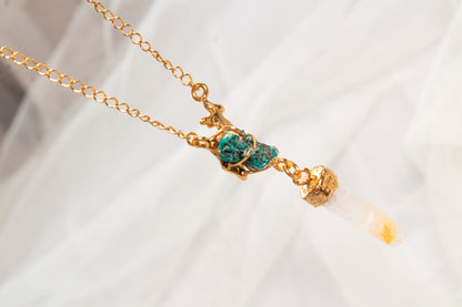 Verbo. Collar con cuarzo mango y conector orgánico con dioptasa