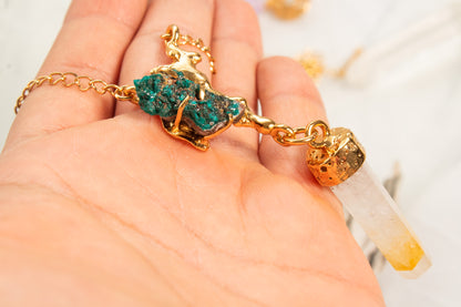 Verbo. Collar con cuarzo mango y conector orgánico con dioptasa