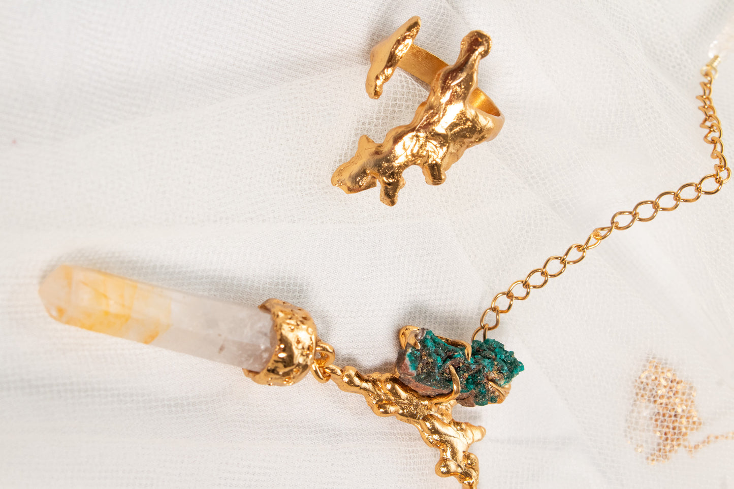 Verbo. Collar con cuarzo mango y conector orgánico con dioptasa