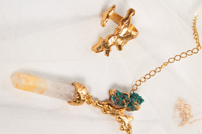 Verbo. Collar con cuarzo mango y conector orgánico con dioptasa
