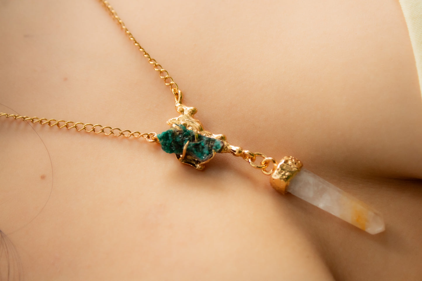 Verbo. Collar con cuarzo mango y conector orgánico con dioptasa