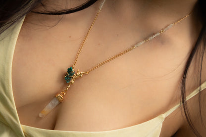Verbo. Collar con cuarzo mango y conector orgánico con dioptasa