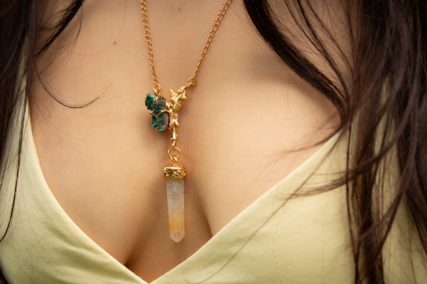 Verbo. Collar con cuarzo mango y conector orgánico con dioptasa