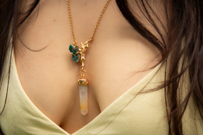 Verbo. Collar con cuarzo mango y conector orgánico con dioptasa