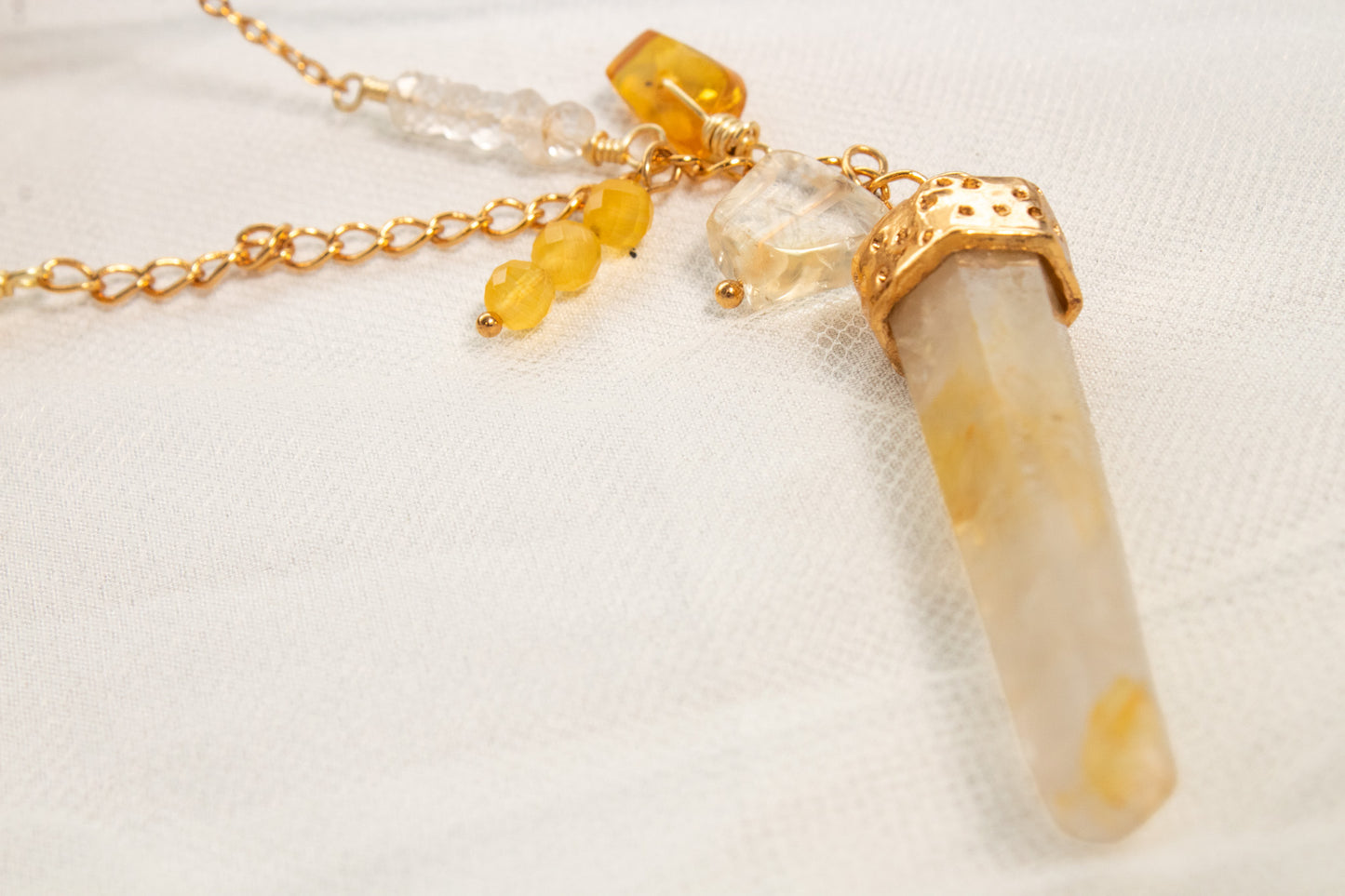 Horizonte Vivo. Collar con cuarzo mango, ojo de gato, cuarzo blanco, citrino y ámbar