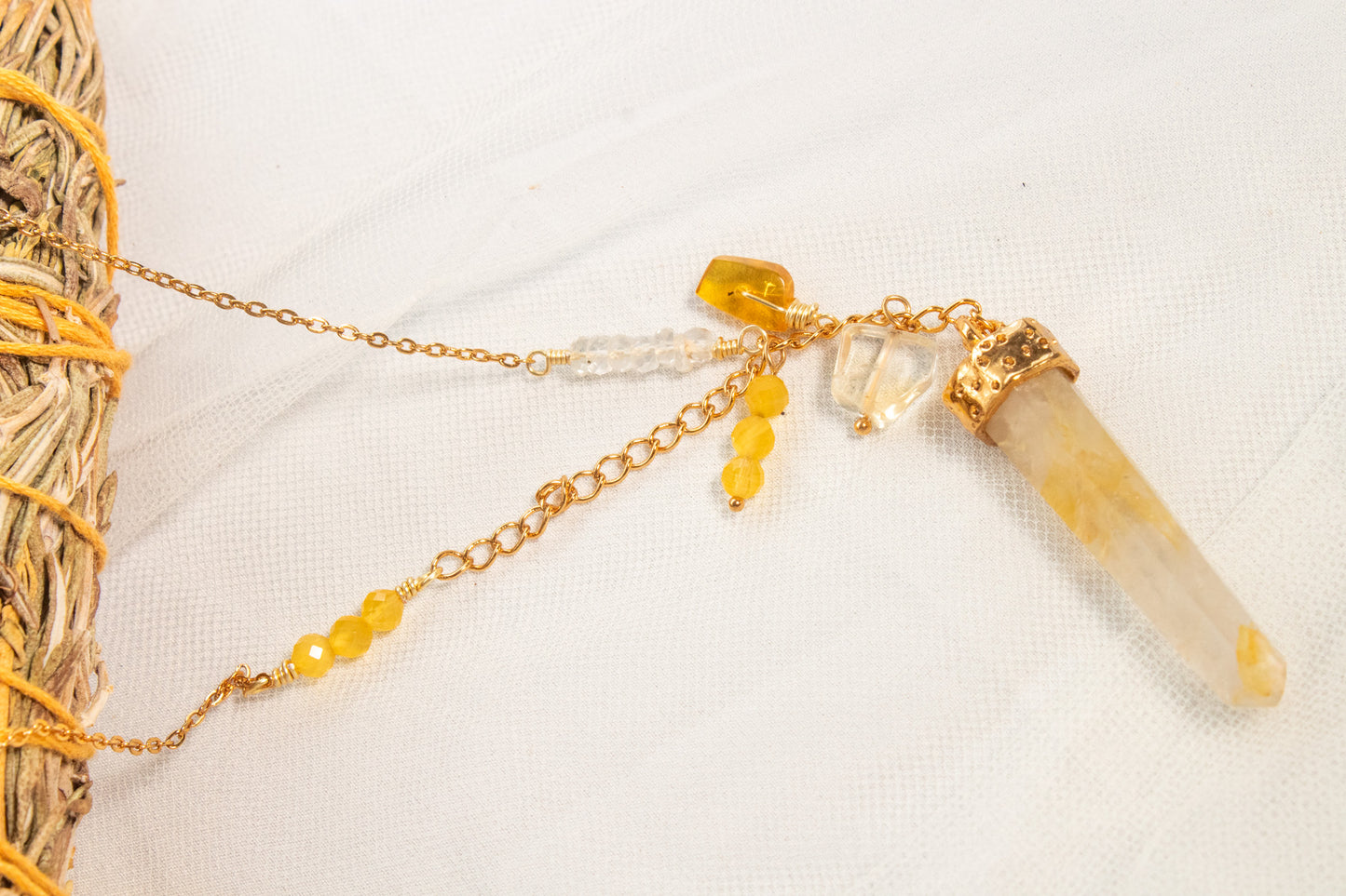 Horizonte Vivo. Collar con cuarzo mango, ojo de gato, cuarzo blanco, citrino y ámbar