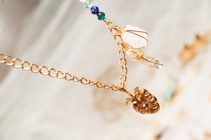 Abrazo. Collar con danburita, kunzita y corazón.