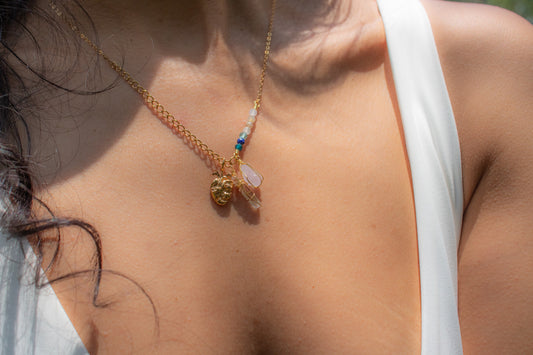Abrazo. Collar con danburita, kunzita y corazón.