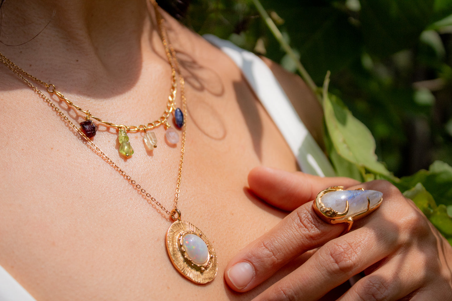 Plural. Collar con granate, peridoto, citrino, cuarzo rosa y sodalita