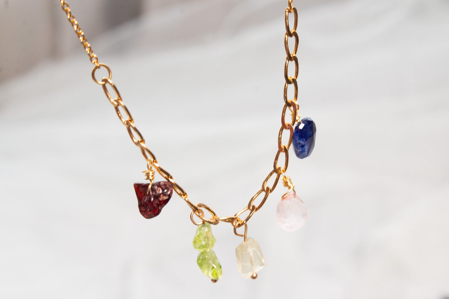Plural. Collar con granate, peridoto, citrino, cuarzo rosa y sodalita