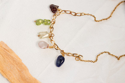 Plural. Collar con granate, peridoto, citrino, cuarzo rosa y sodalita