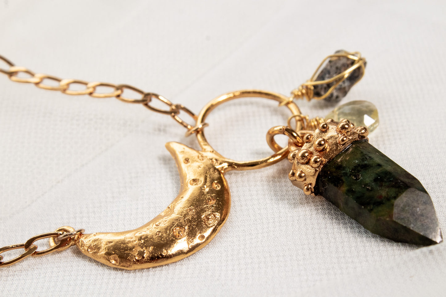 Florecer. Collar con jade, citrino, cuarzo herkimer y conector de media luna