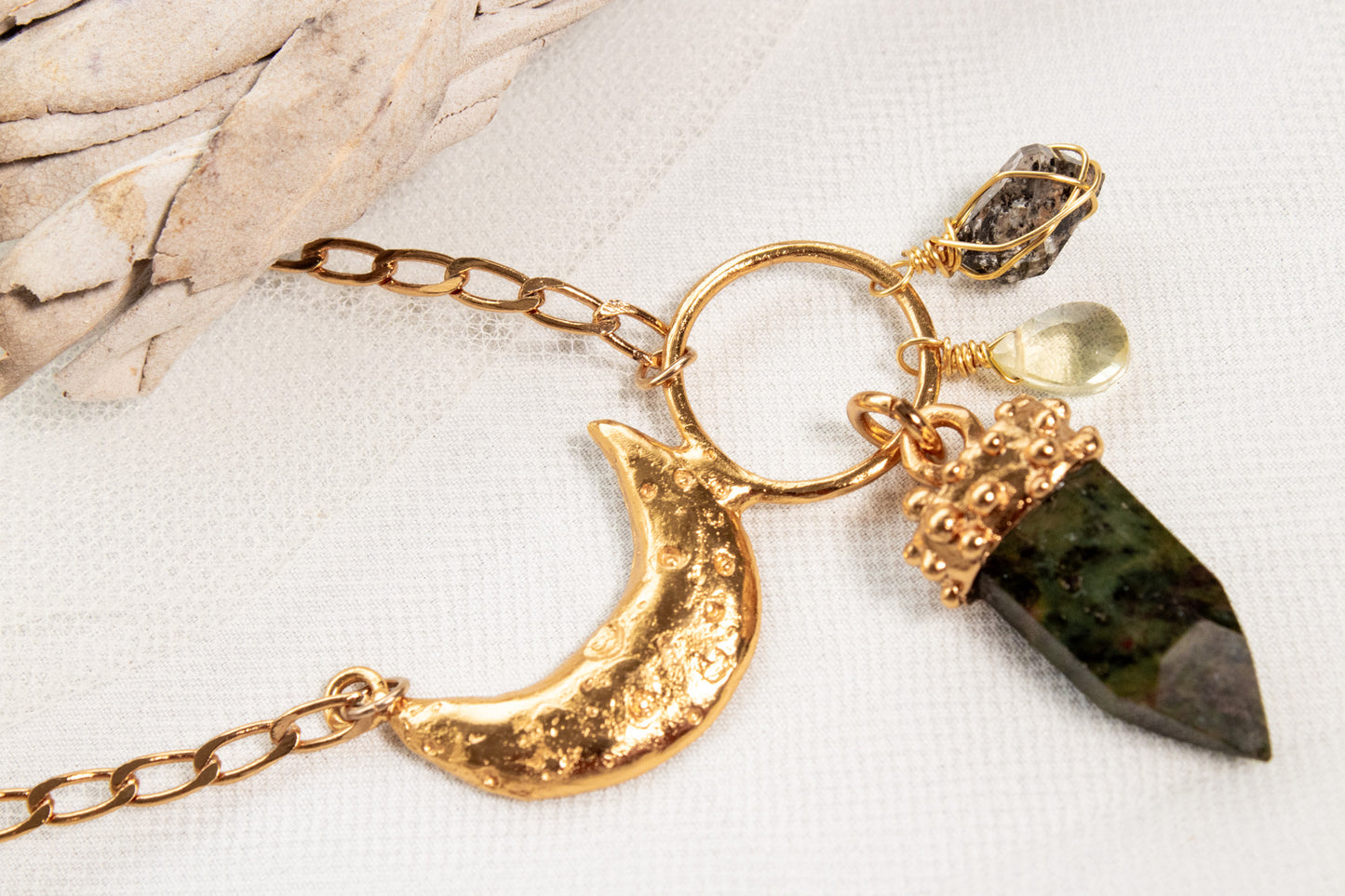 Florecer. Collar con jade, citrino, cuarzo herkimer y conector de media luna