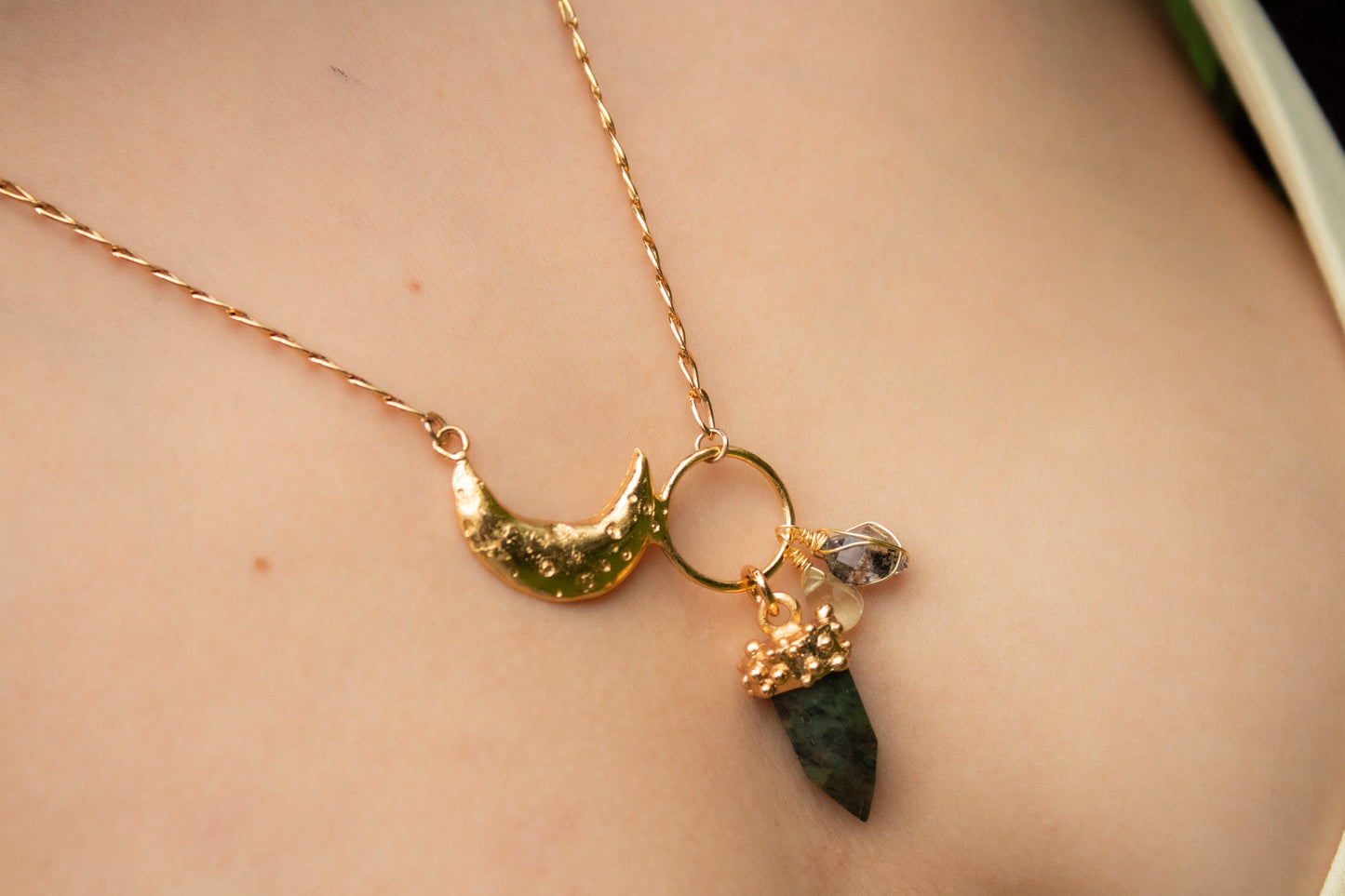 Florecer. Collar con jade, citrino, cuarzo herkimer y conector de media luna