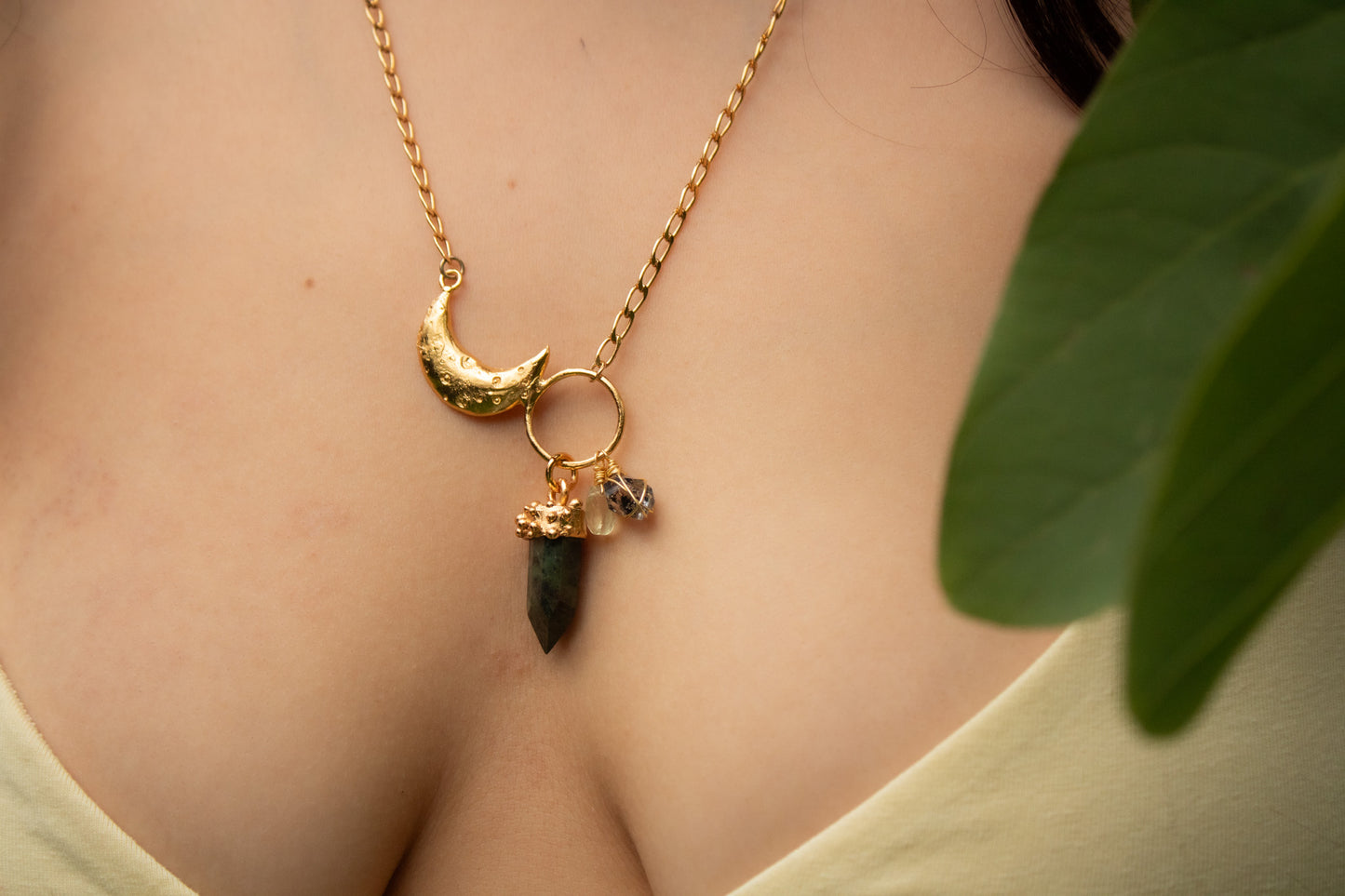 Florecer. Collar con jade, citrino, cuarzo herkimer y conector de media luna