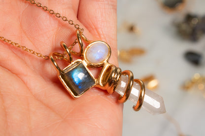 Deriva. Collar con labradorita, piedra luna y topacio blanco