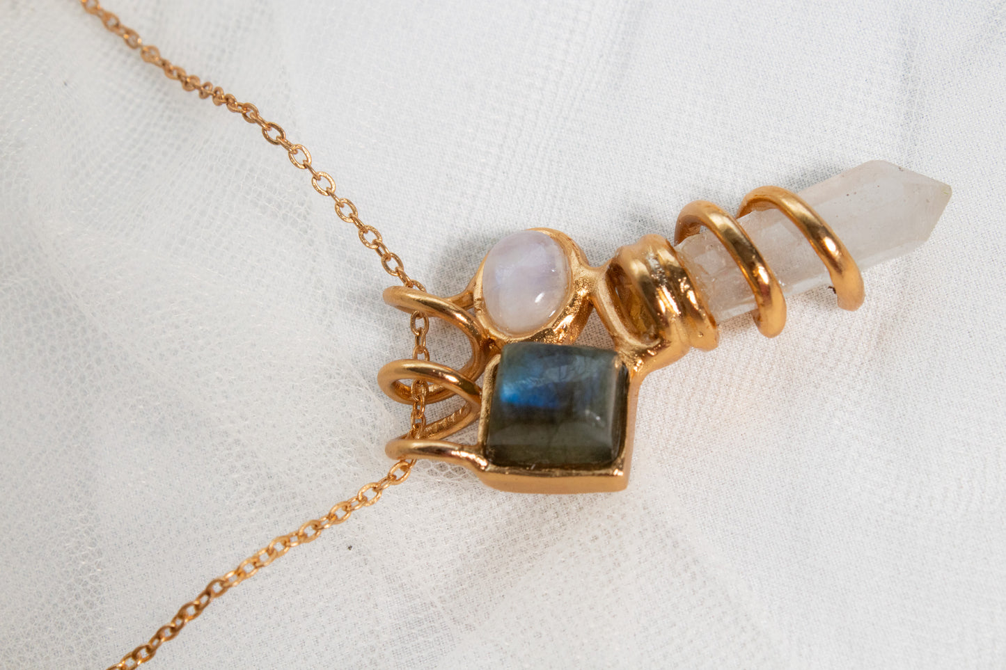 Deriva. Collar con labradorita, piedra luna y topacio blanco
