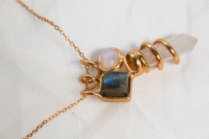 Deriva. Collar con labradorita, piedra luna y topacio blanco