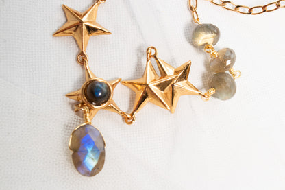 Albor. Collar con labradorita natural y dijes de estrellas