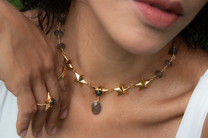 Albor. Collar con labradorita natural y dijes de estrellas