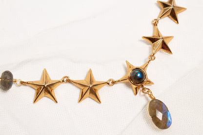 Albor. Collar con labradorita natural y dijes de estrellas