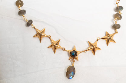 Albor. Collar con labradorita natural y dijes de estrellas