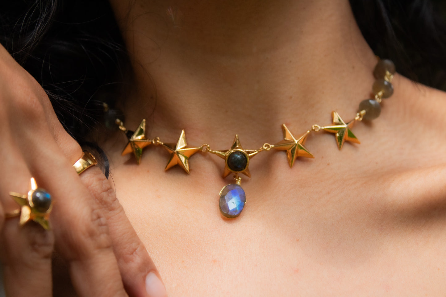 Albor. Collar con labradorita natural y dijes de estrellas