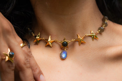 Albor. Collar con labradorita natural y dijes de estrellas
