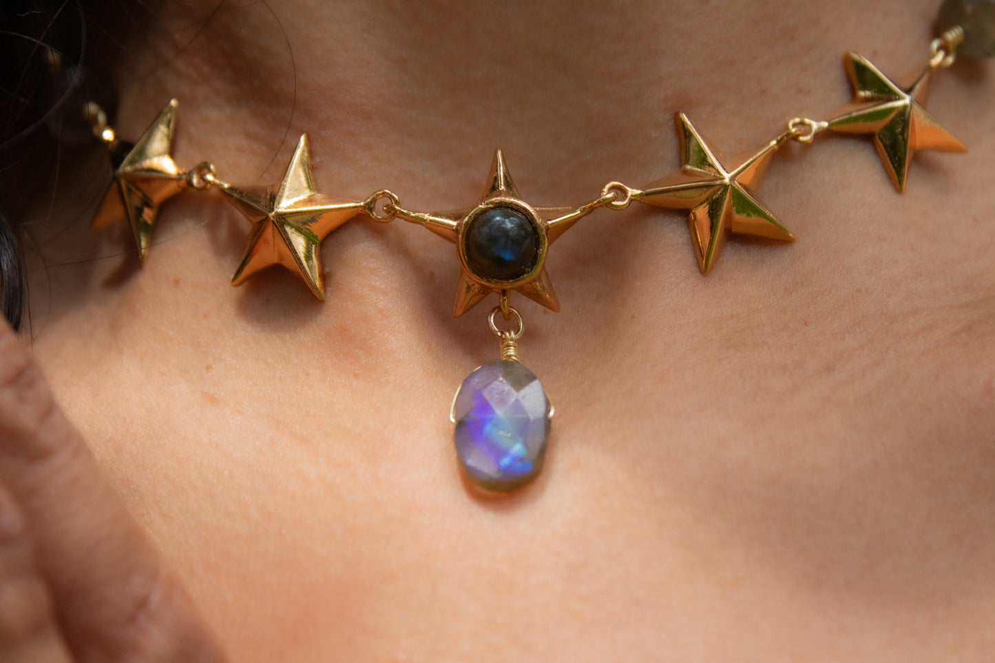 Albor. Collar con labradorita natural y dijes de estrellas
