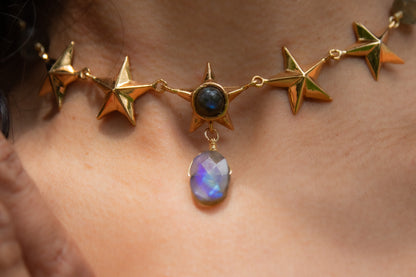 Albor. Collar con labradorita natural y dijes de estrellas