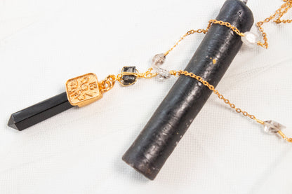 Bastión. Collar con punta de obsidiana, shungita, cuarzo herkimer y símbolos de buena fortuna