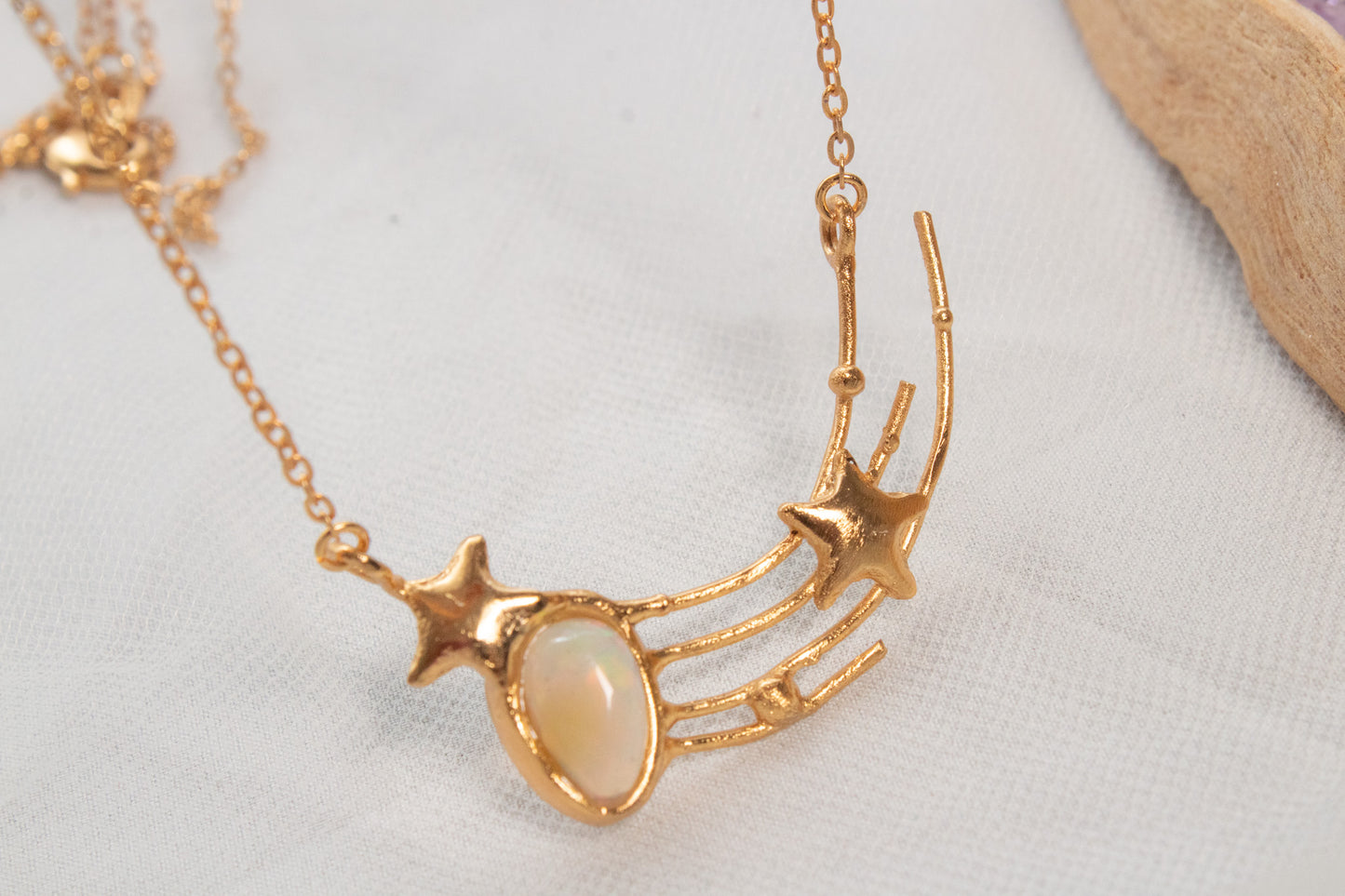 Estela. Collar con ópalo natural y cometa