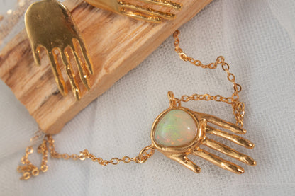 Manifiesto. Collar con ópalo natural y dije de mano