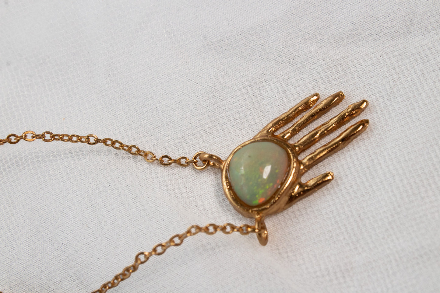 Manifiesto. Collar con ópalo natural y dije de mano