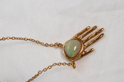 Manifiesto. Collar con ópalo natural y dije de mano