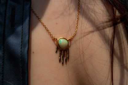 Manifiesto. Collar con ópalo natural y dije de mano