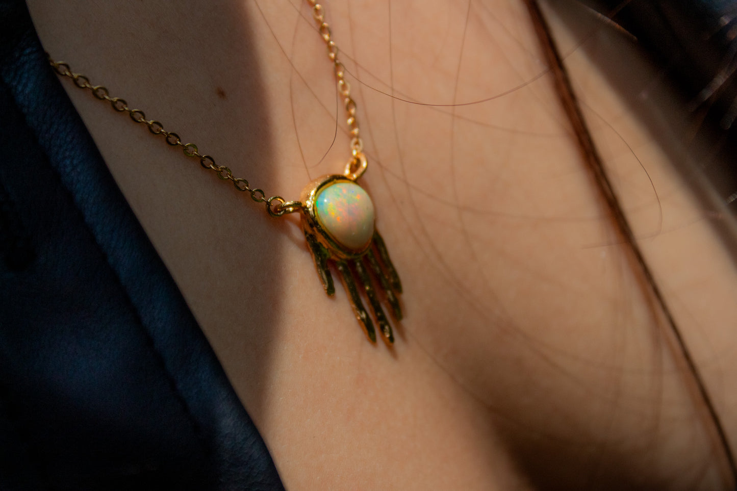 Manifiesto. Collar con ópalo natural y dije de mano