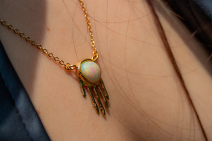 Manifiesto. Collar con ópalo natural y dije de mano