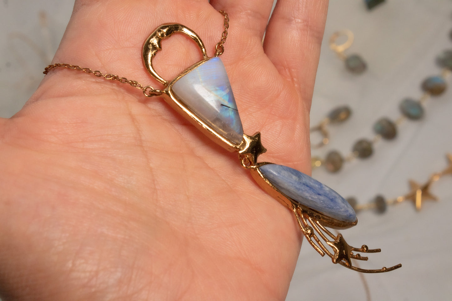 Horizonte. Collar con piedra luna, cianita azul y símbolos celestes.