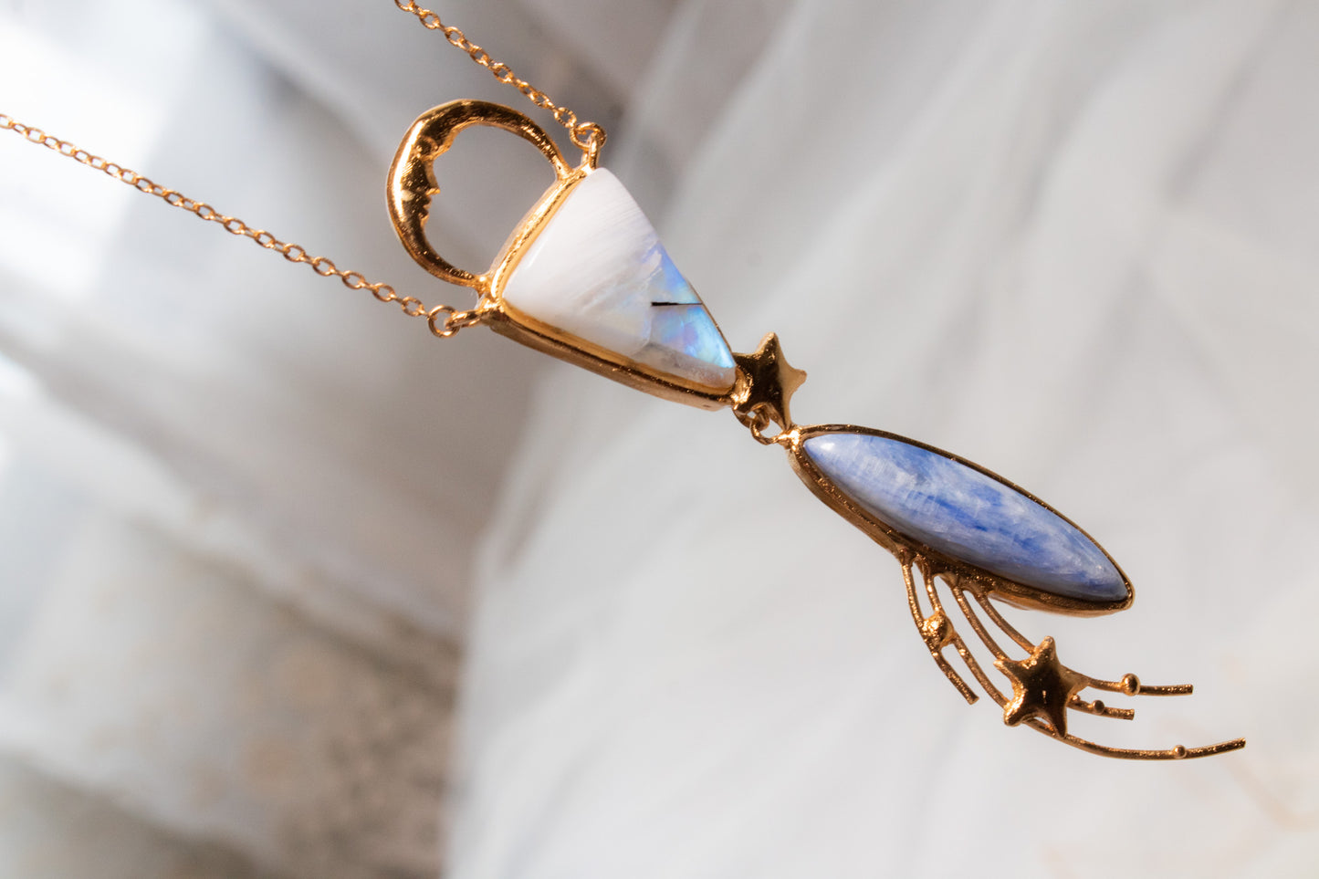 Horizonte. Collar con piedra luna, cianita azul y símbolos celestes.