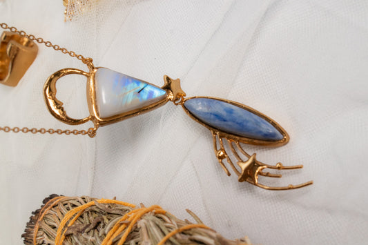 Horizonte. Collar con piedra luna, cianita azul y símbolos celestes.