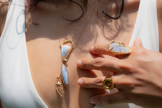 Horizonte. Collar con piedra luna, cianita azul y símbolos celestes.