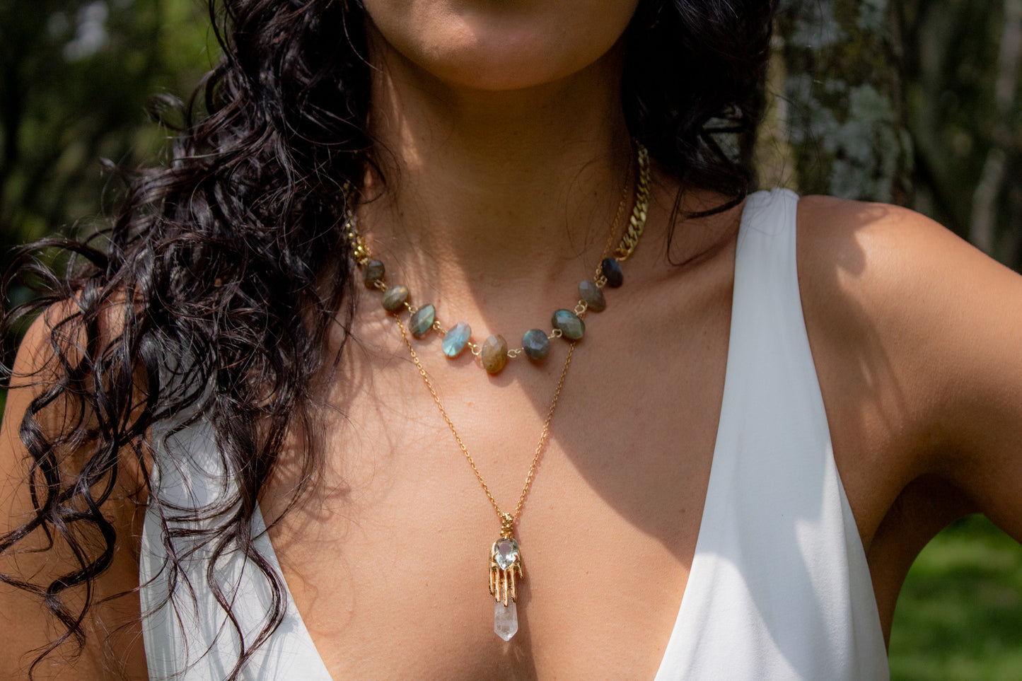 Presencia. Collar con prasiolita, topacio blanco y mano