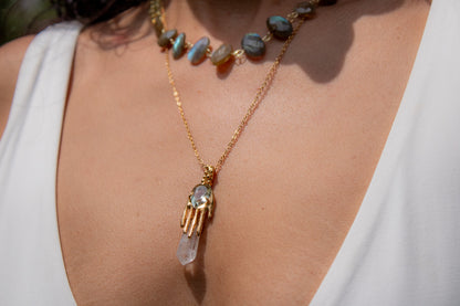 Presencia. Collar con prasiolita, topacio blanco y mano