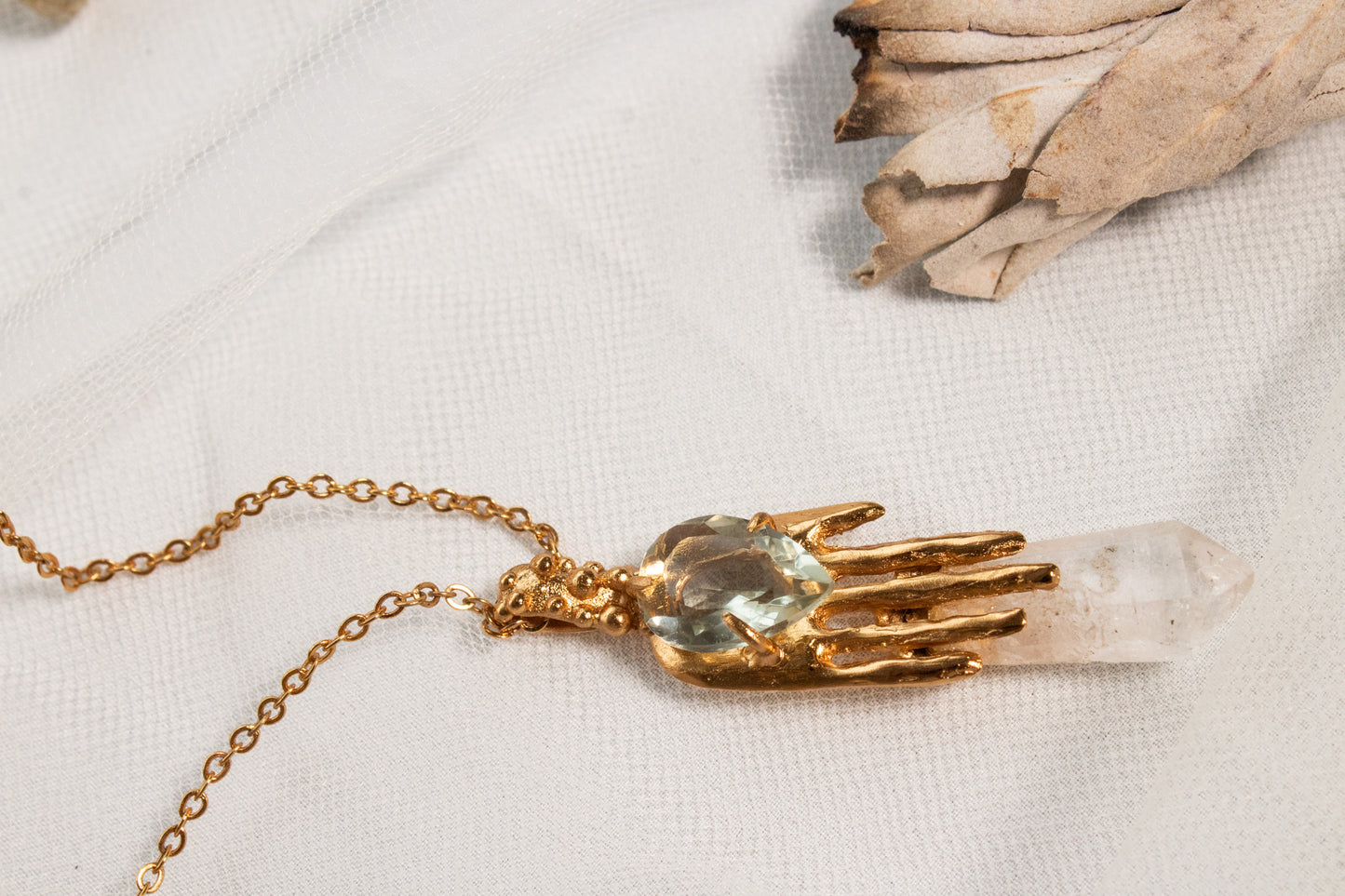 Presencia. Collar con prasiolita, topacio blanco y mano