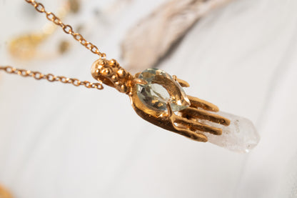 Presencia. Collar con prasiolita, topacio blanco y mano