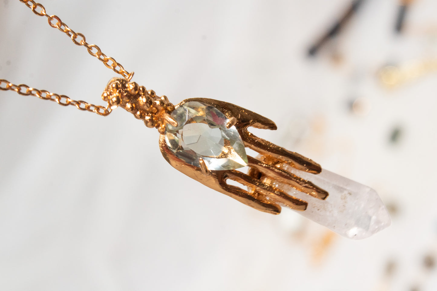 Presencia. Collar con prasiolita, topacio blanco y mano