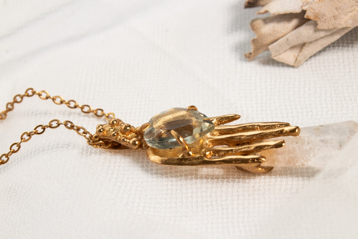 Presencia. Collar con prasiolita, topacio blanco y mano