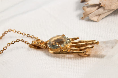 Presencia. Collar con prasiolita, topacio blanco y mano